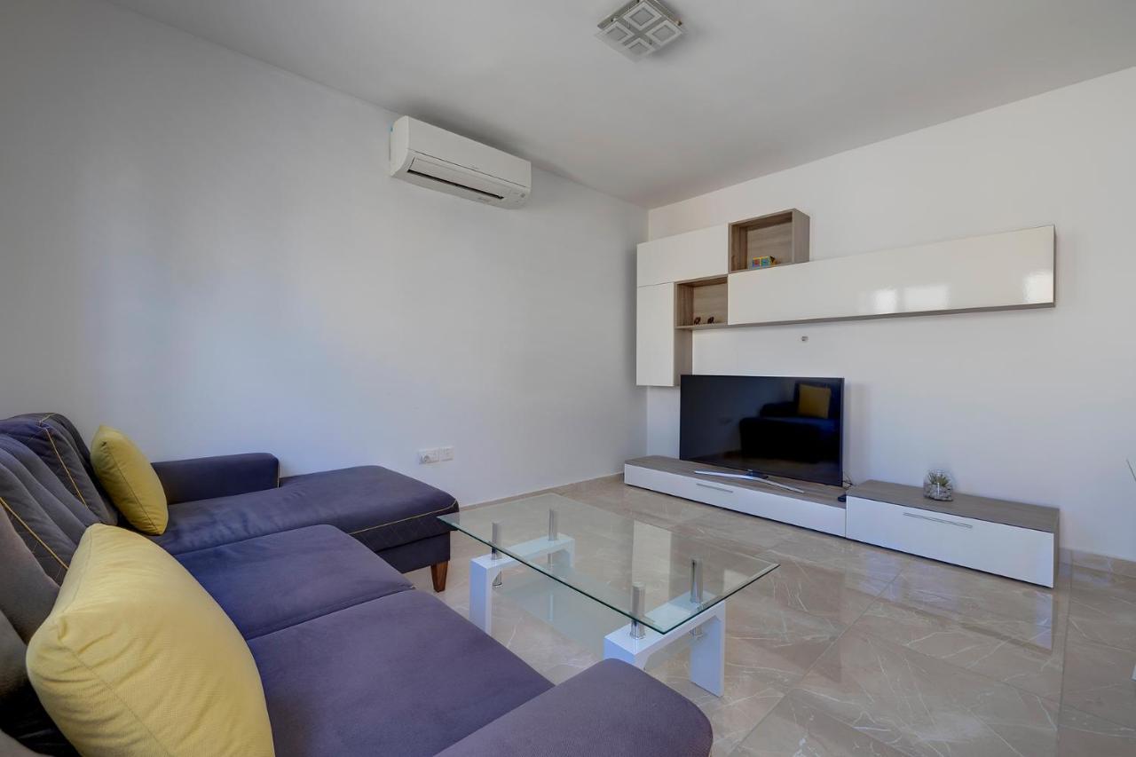 Deluxe Apartment Steps To St George'S Bay سانت جوليان المظهر الخارجي الصورة