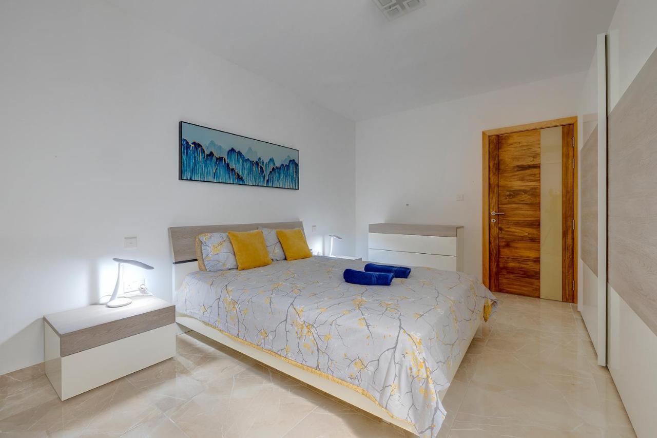 Deluxe Apartment Steps To St George'S Bay سانت جوليان المظهر الخارجي الصورة