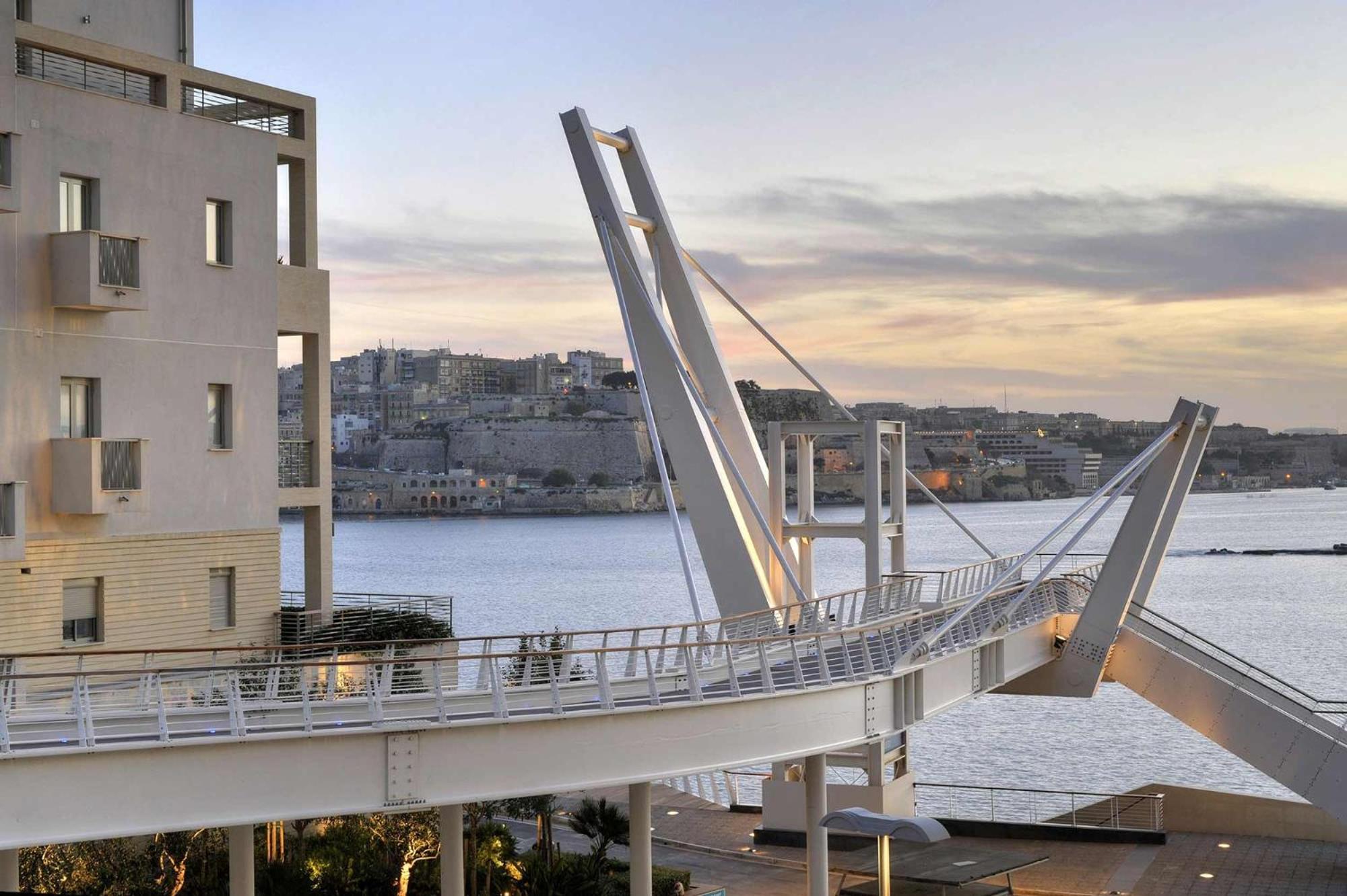 Deluxe Apartment Steps To St George'S Bay سانت جوليان المظهر الخارجي الصورة