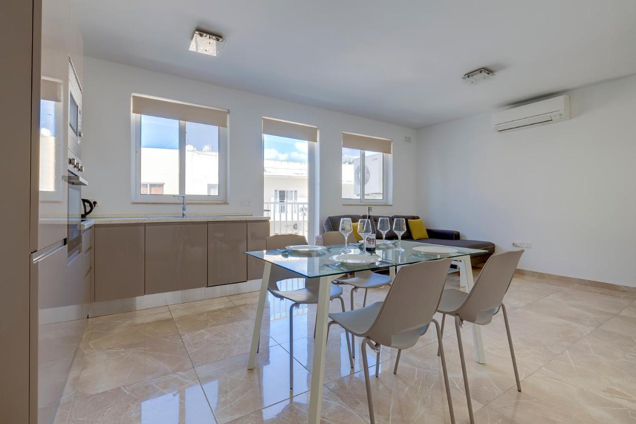 Deluxe Apartment Steps To St George'S Bay سانت جوليان المظهر الخارجي الصورة