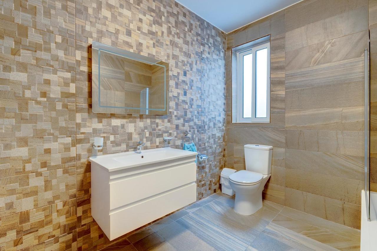 Deluxe Apartment Steps To St George'S Bay سانت جوليان المظهر الخارجي الصورة