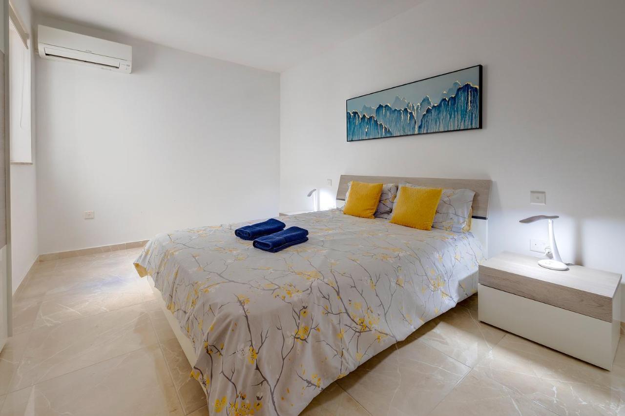 Deluxe Apartment Steps To St George'S Bay سانت جوليان المظهر الخارجي الصورة