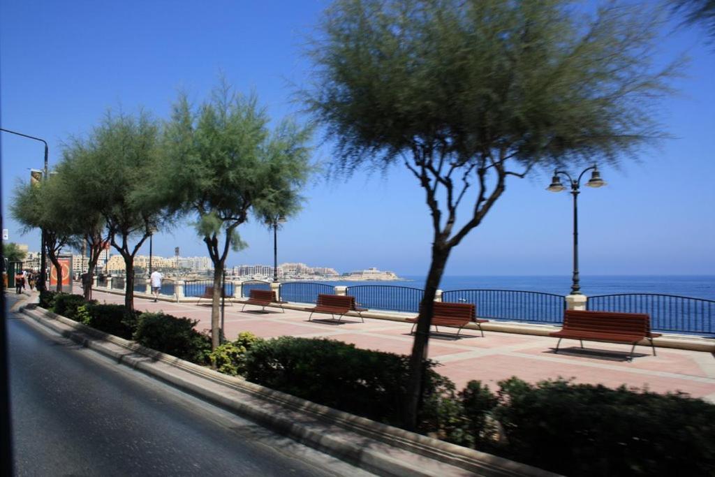 Deluxe Apartment Steps To St George'S Bay سانت جوليان المظهر الخارجي الصورة