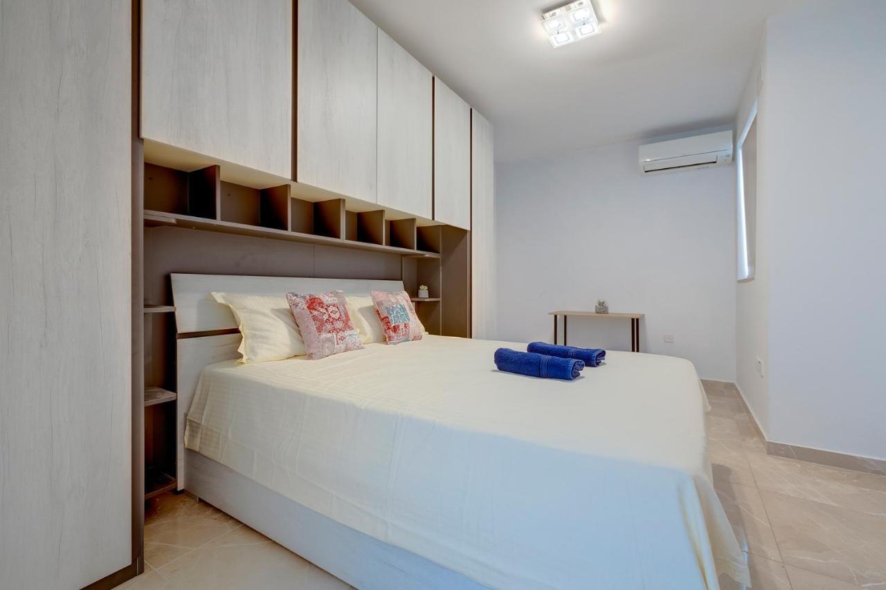 Deluxe Apartment Steps To St George'S Bay سانت جوليان المظهر الخارجي الصورة