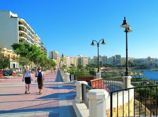 Deluxe Apartment Steps To St George'S Bay سانت جوليان المظهر الخارجي الصورة