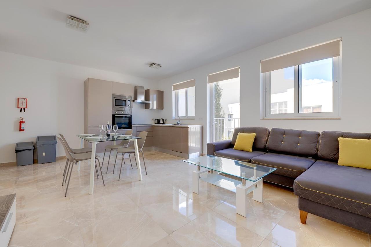 Deluxe Apartment Steps To St George'S Bay سانت جوليان المظهر الخارجي الصورة