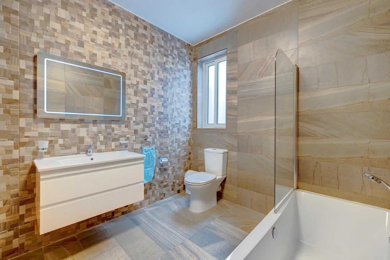 Deluxe Apartment Steps To St George'S Bay سانت جوليان المظهر الخارجي الصورة