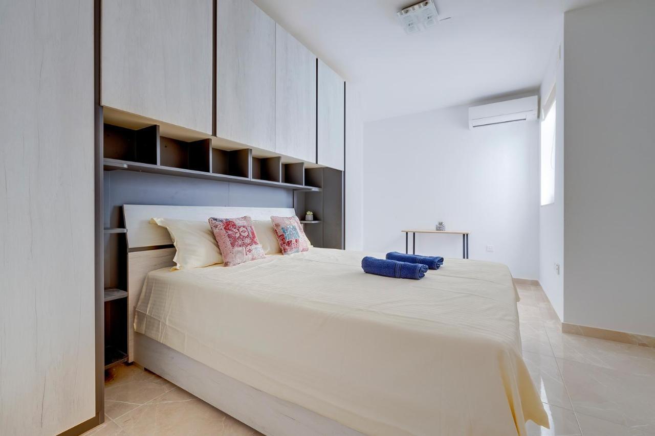 Deluxe Apartment Steps To St George'S Bay سانت جوليان المظهر الخارجي الصورة