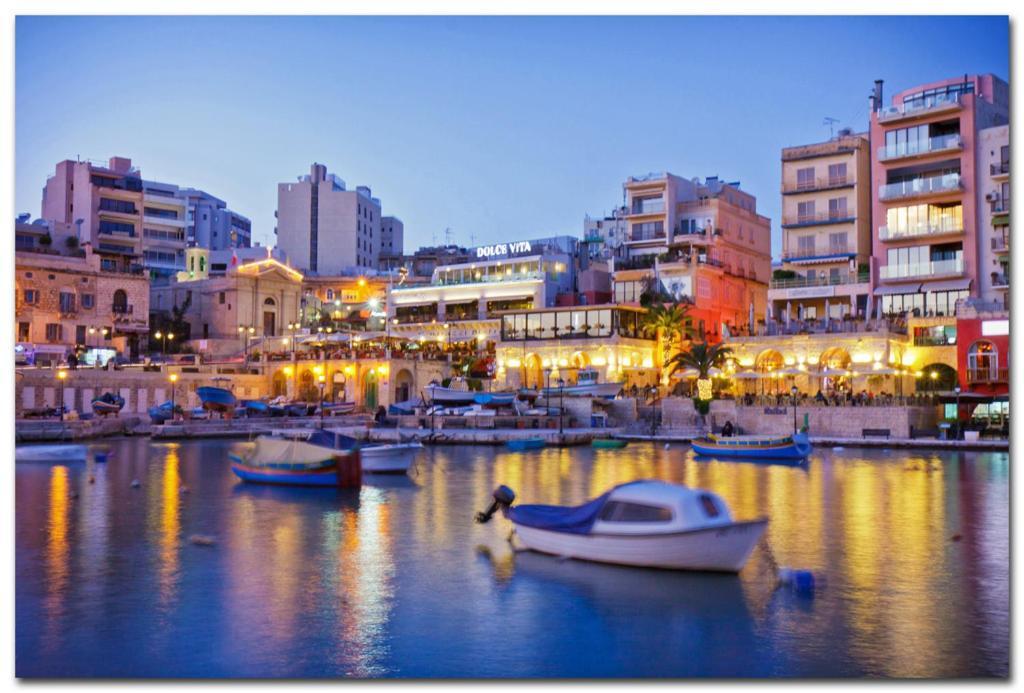 Deluxe Apartment Steps To St George'S Bay سانت جوليان المظهر الخارجي الصورة