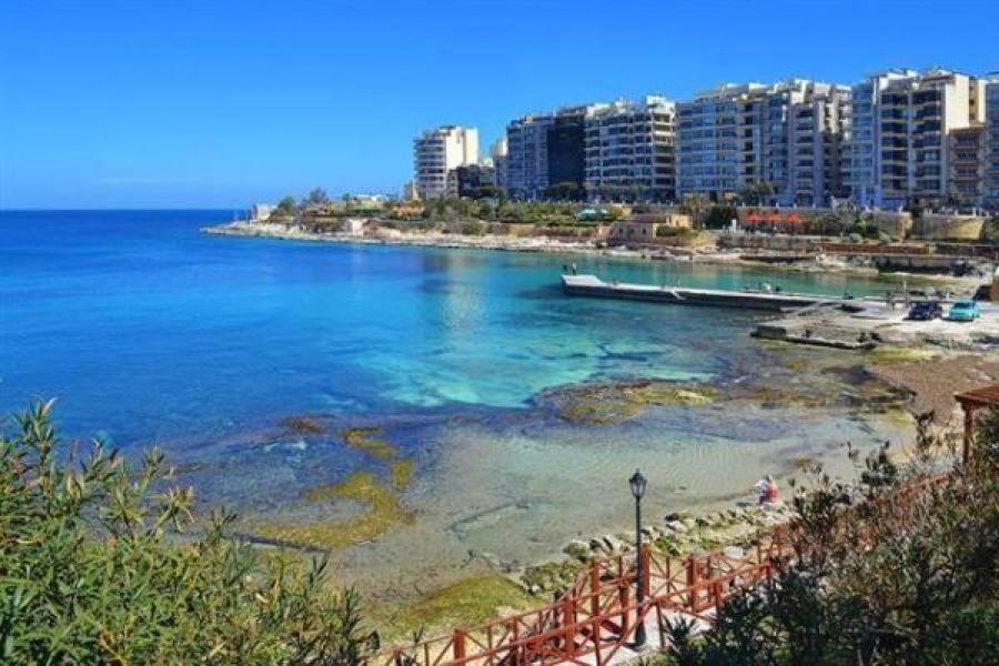 Deluxe Apartment Steps To St George'S Bay سانت جوليان المظهر الخارجي الصورة